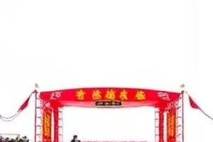 三份声明被贴在一起对比的画面