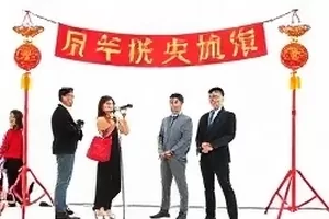 一张多人合影引发的持续追问讨论